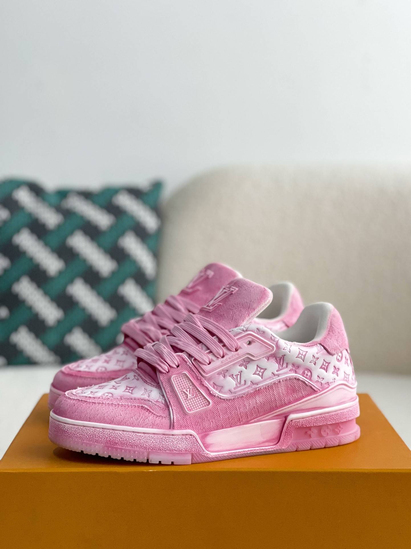 L*V TRAINER SNEAKERS