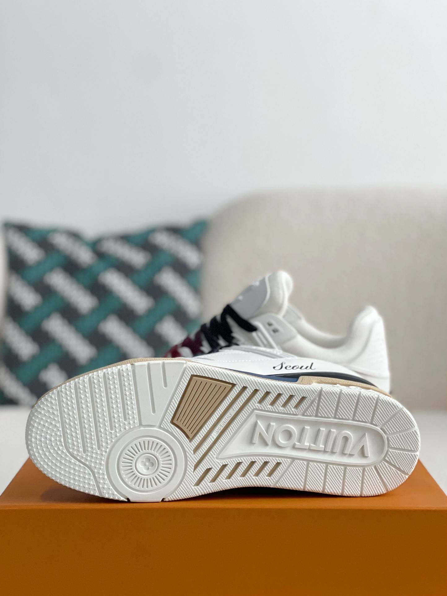 L*V TRAINER SNEAKERS