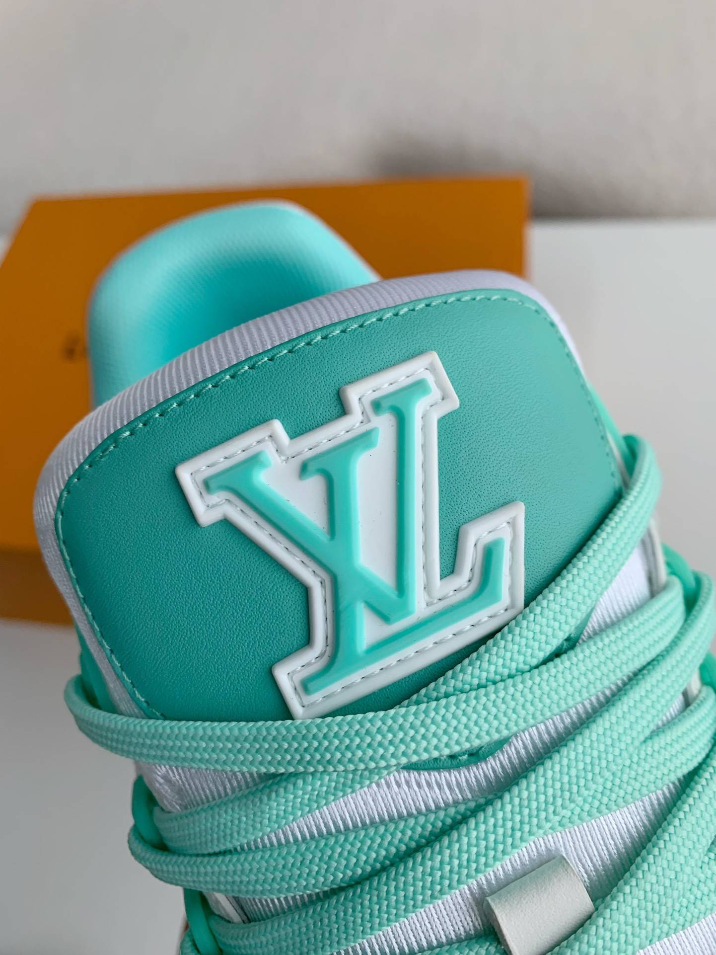 L*V SNEAKERS