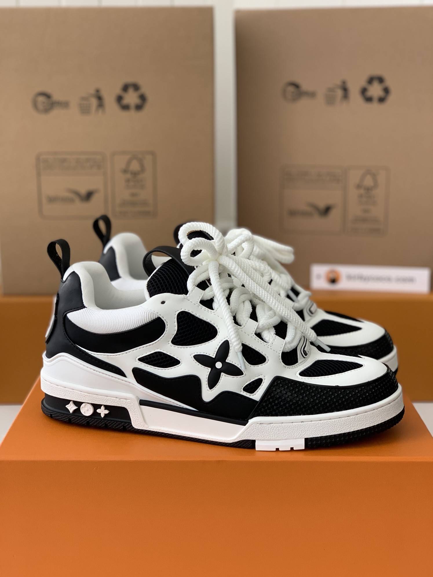 L*V RUNNER TATIC Sneakers