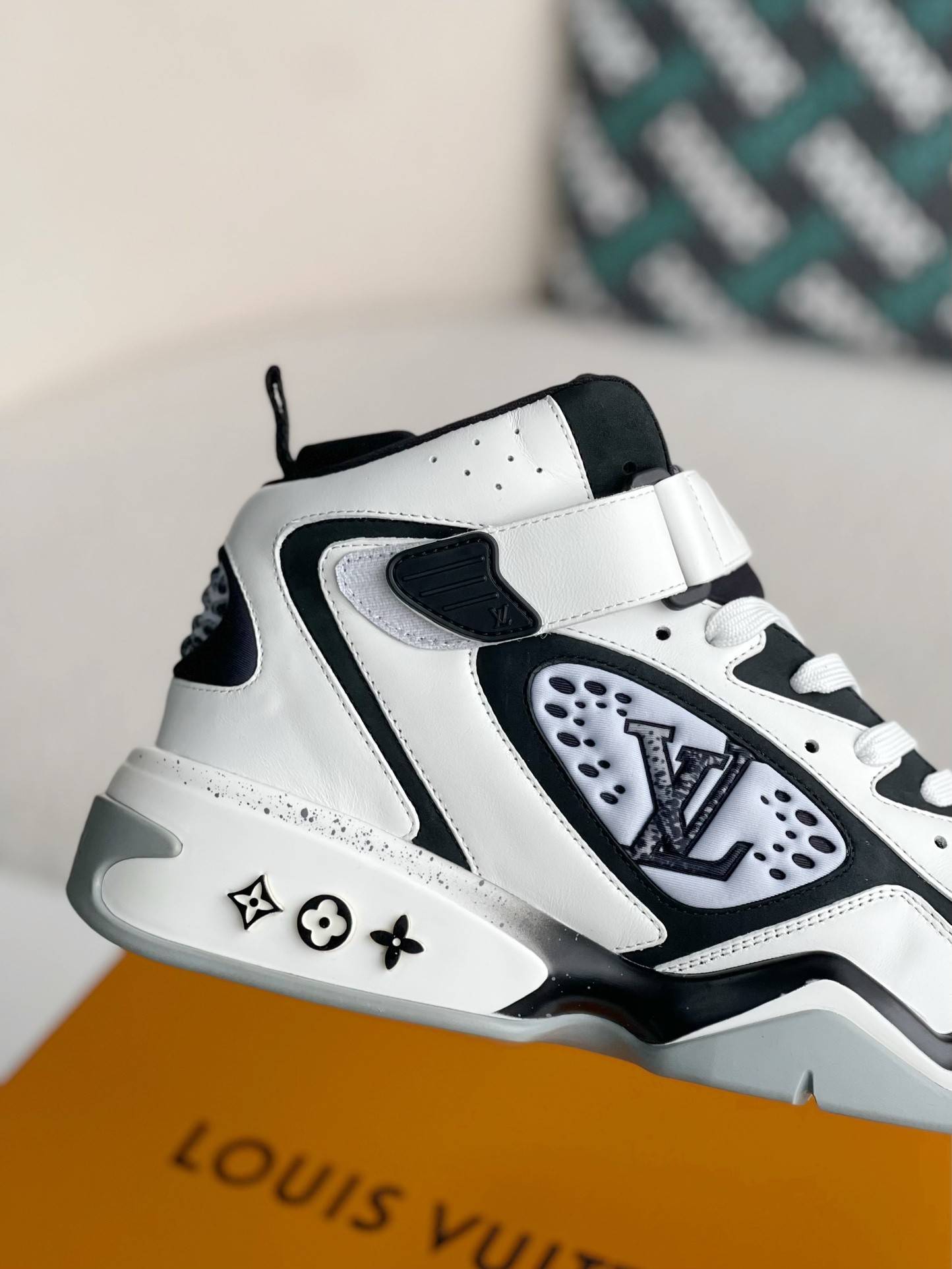 L*V Trainer Adjustable Mode Paste Sports Casual Shoes