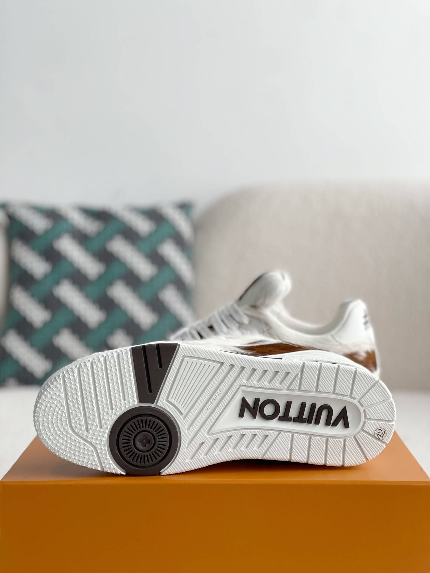 L*V TRAINER SNEAKERS