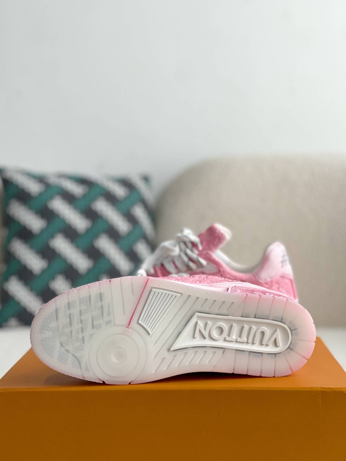 L*V TRAINER SNEAKERS