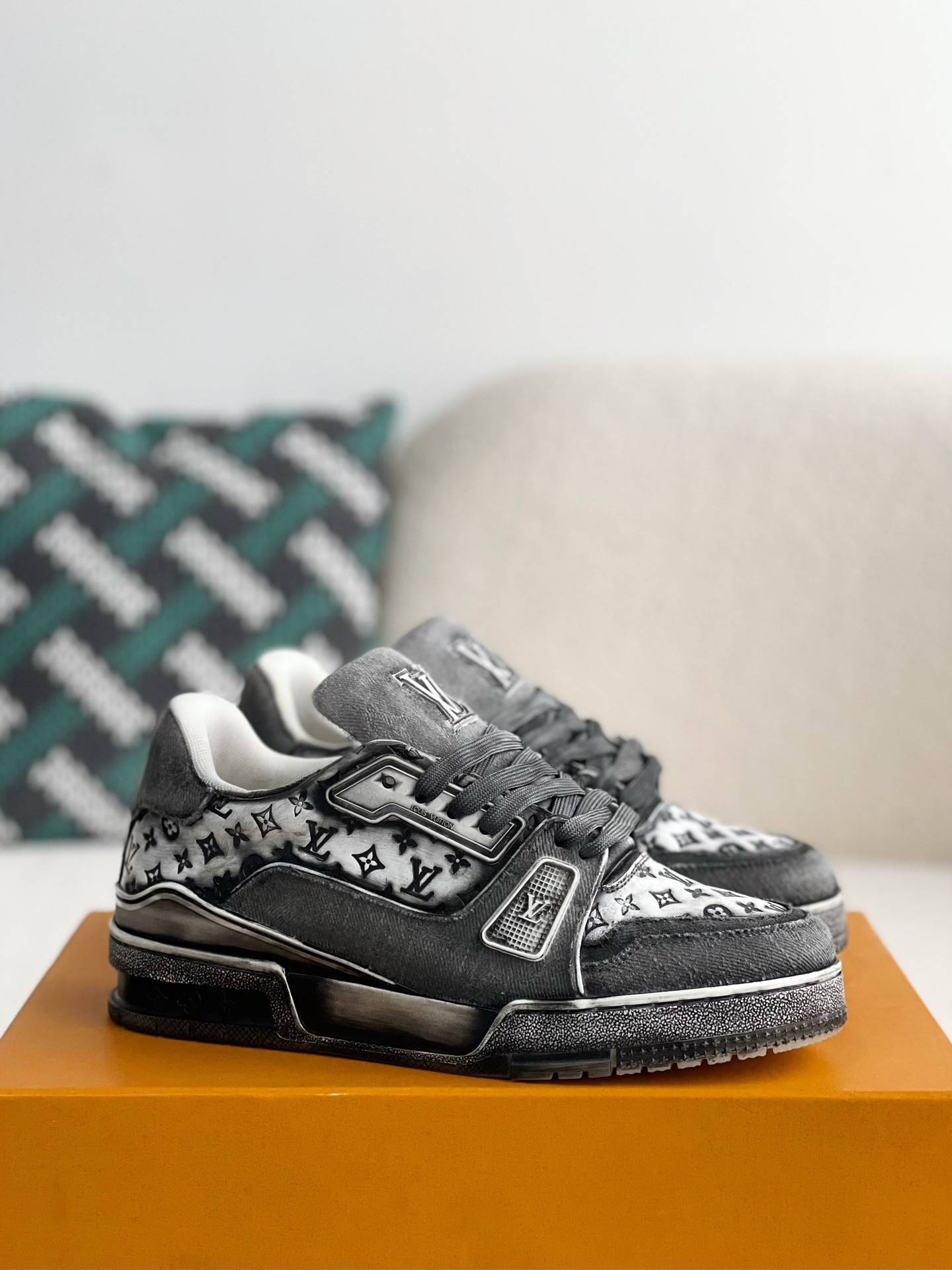 L*V TRAINER SNEAKERS