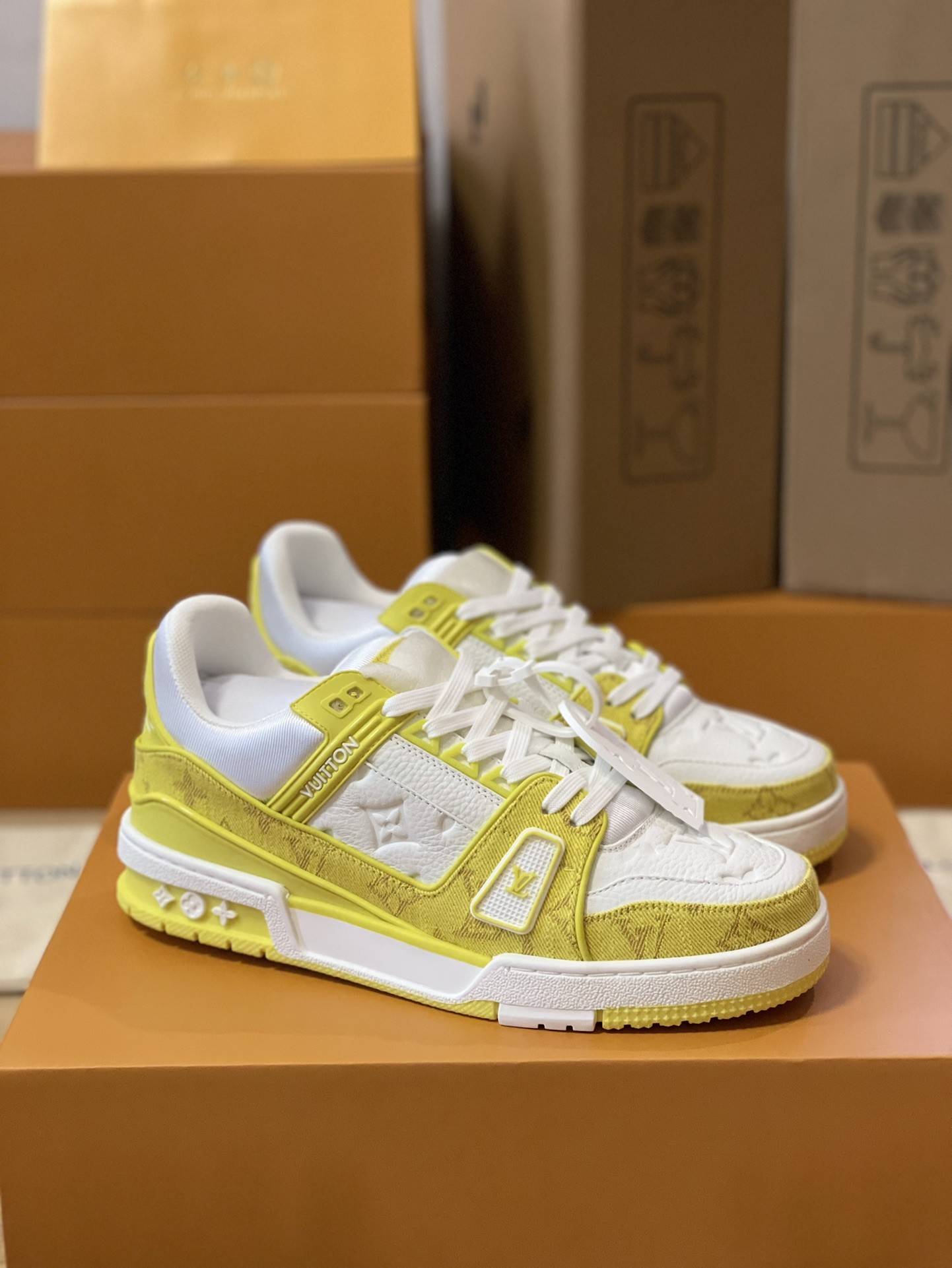 L*V TRAINER 1A8FN8 Sneakers