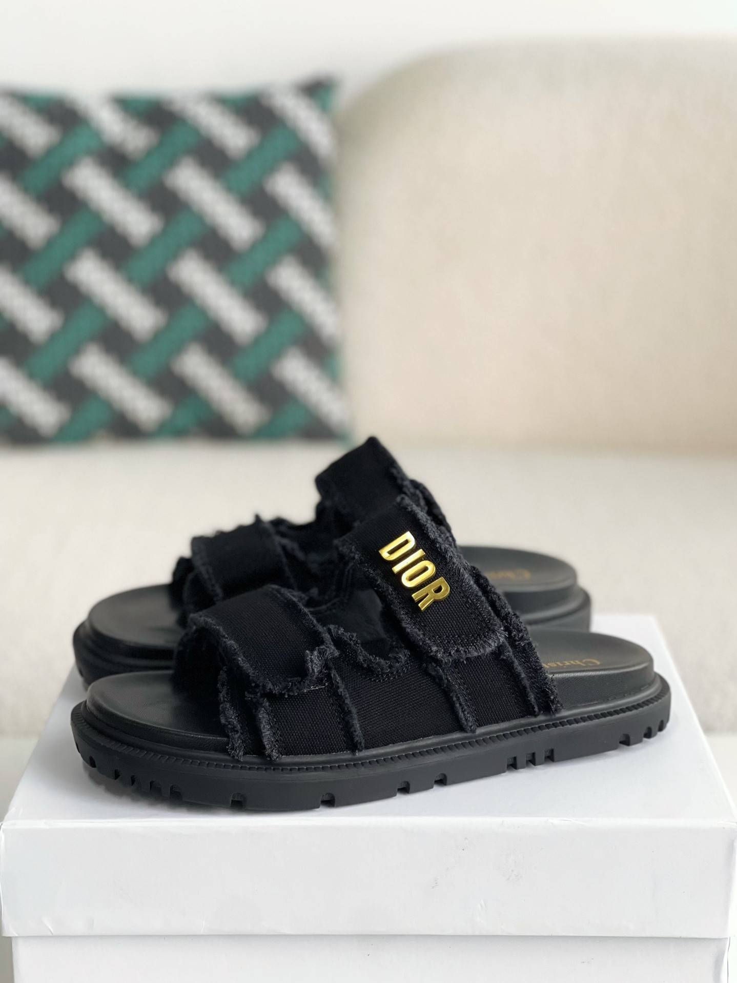 D*OR A word sandal