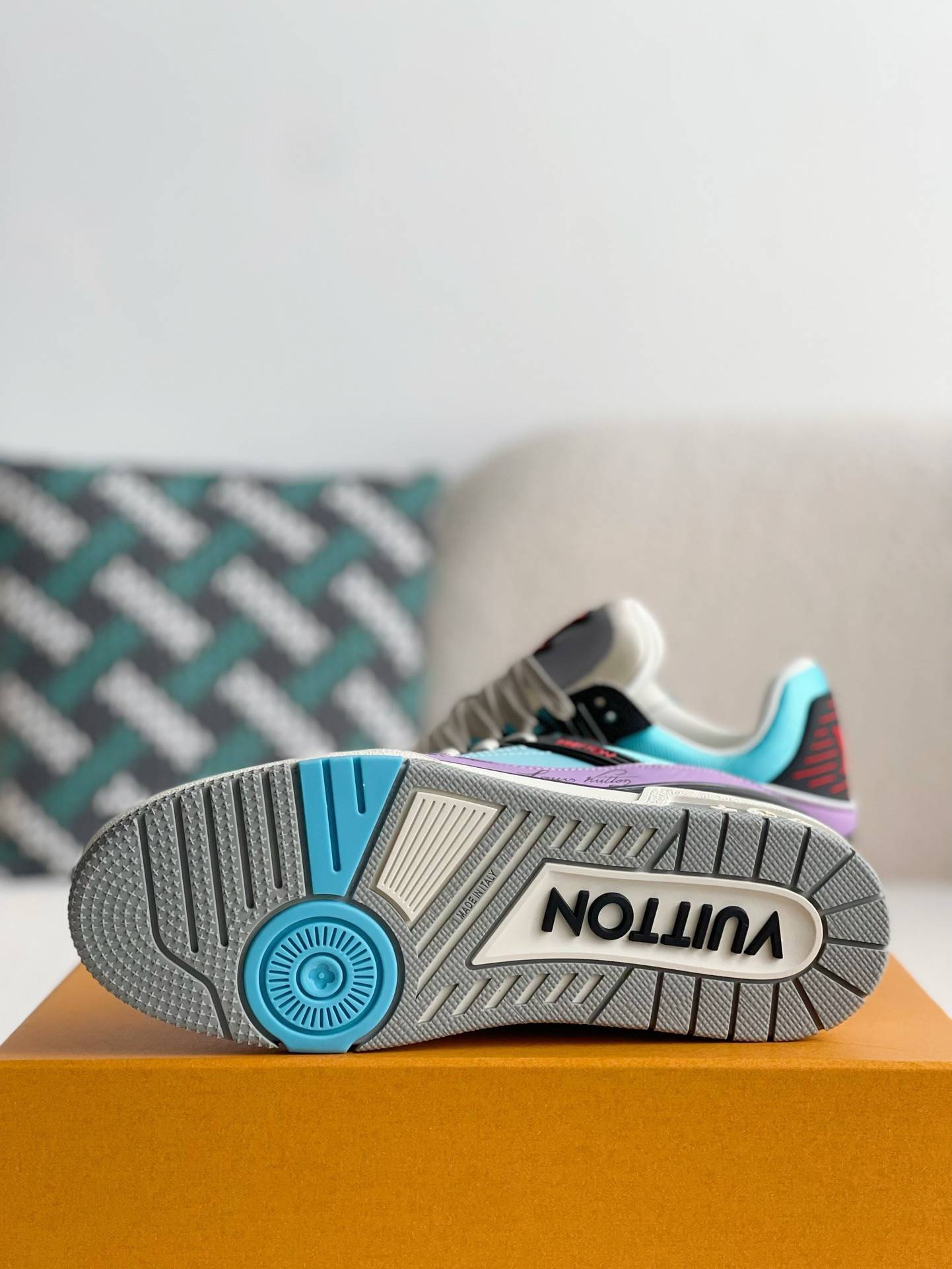 L*V TRAINER Sneakers