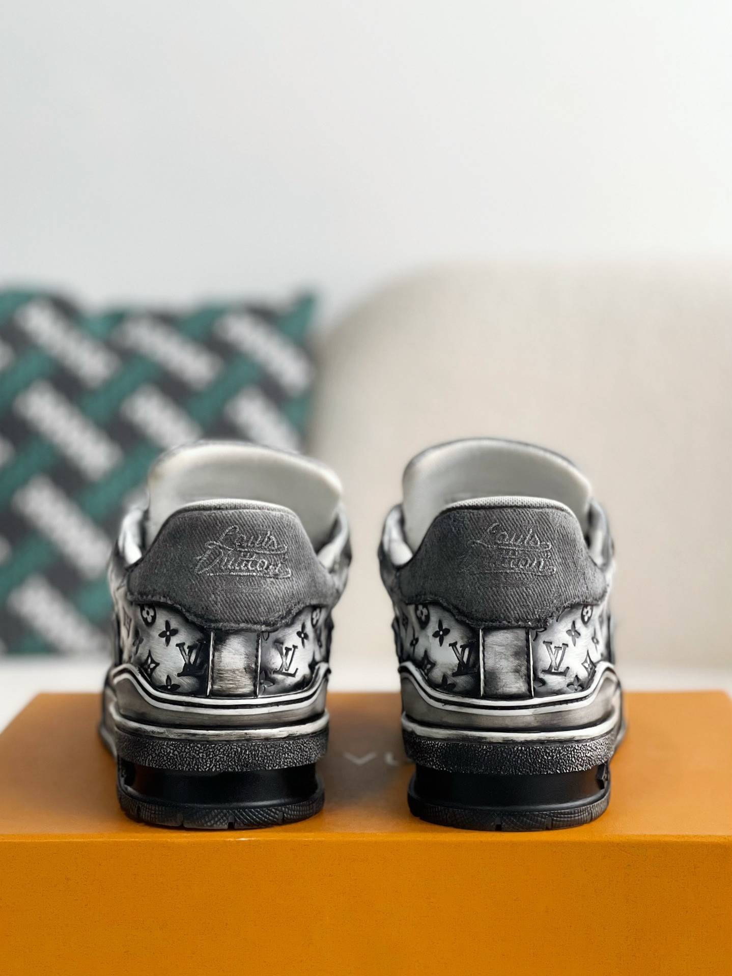 L*V TRAINER SNEAKERS