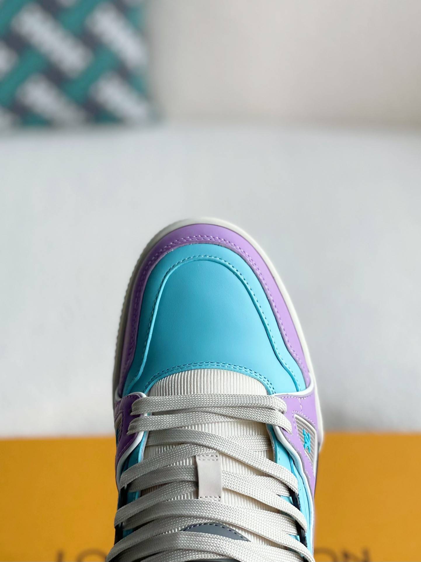 L*V TRAINER Sneakers