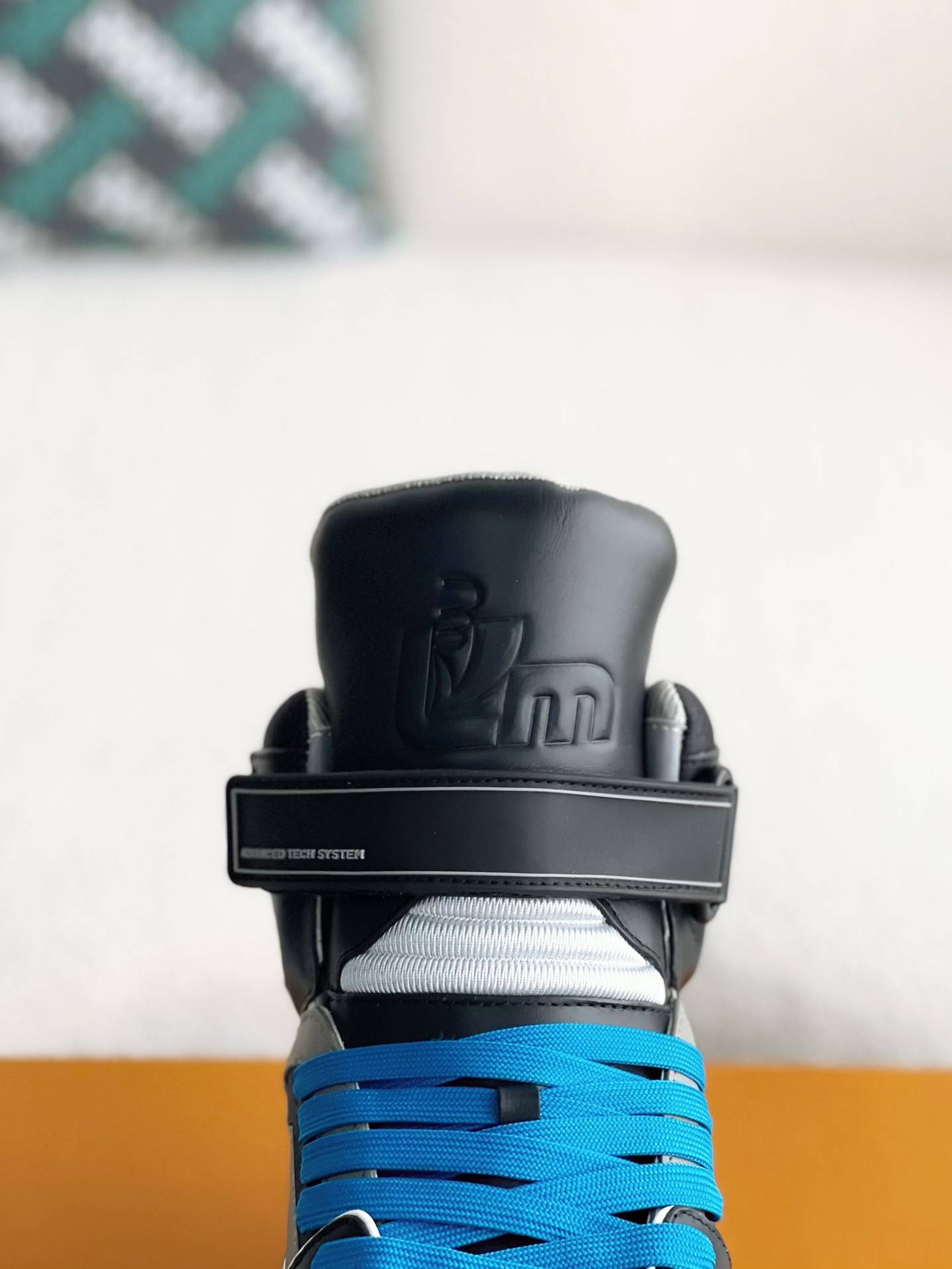 L*V TRAINER SNEAKERS