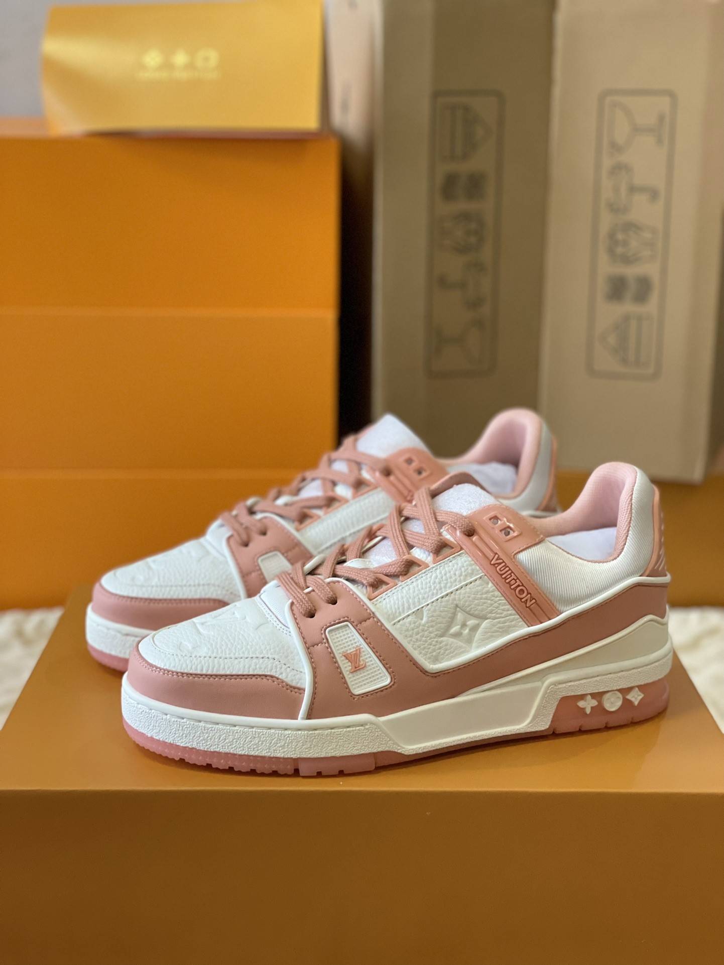 L*V TRAINER 1A8KB8 Sneakers