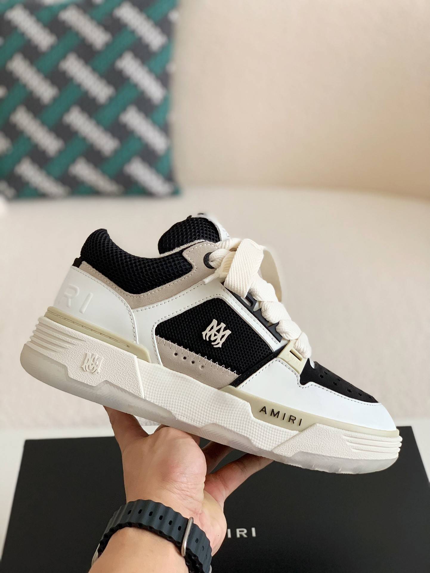 A*RI Sneakers