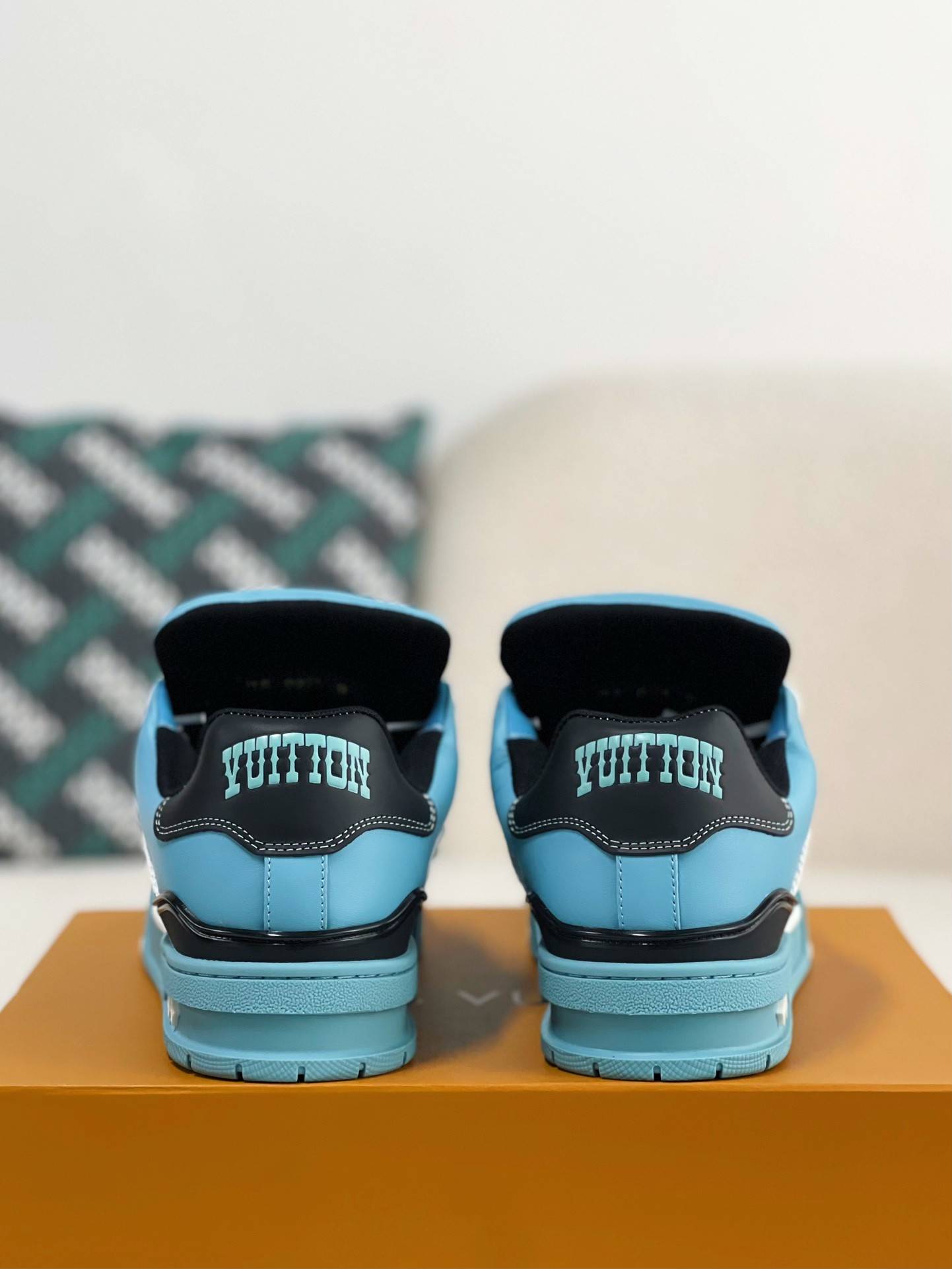 L*V TRAINER SNEAKERS