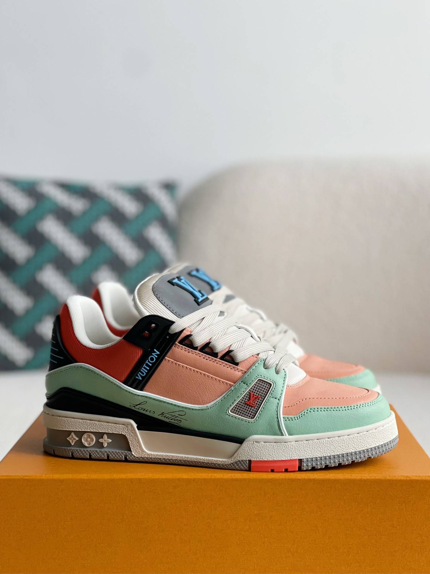 L*V TRAINER Sneakers