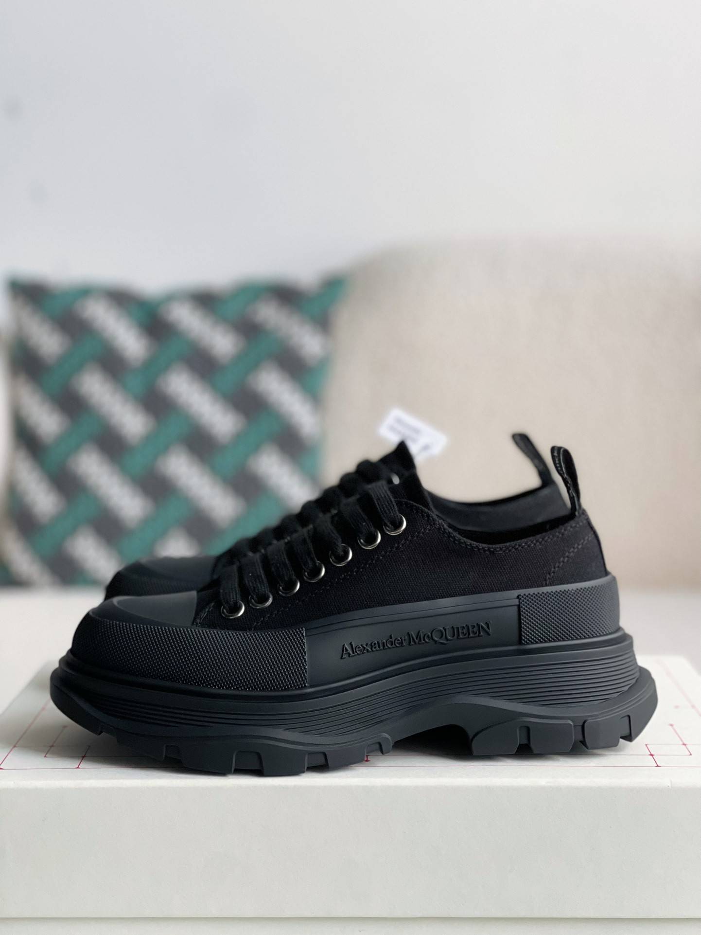 Alexander McQueen  Sneakers