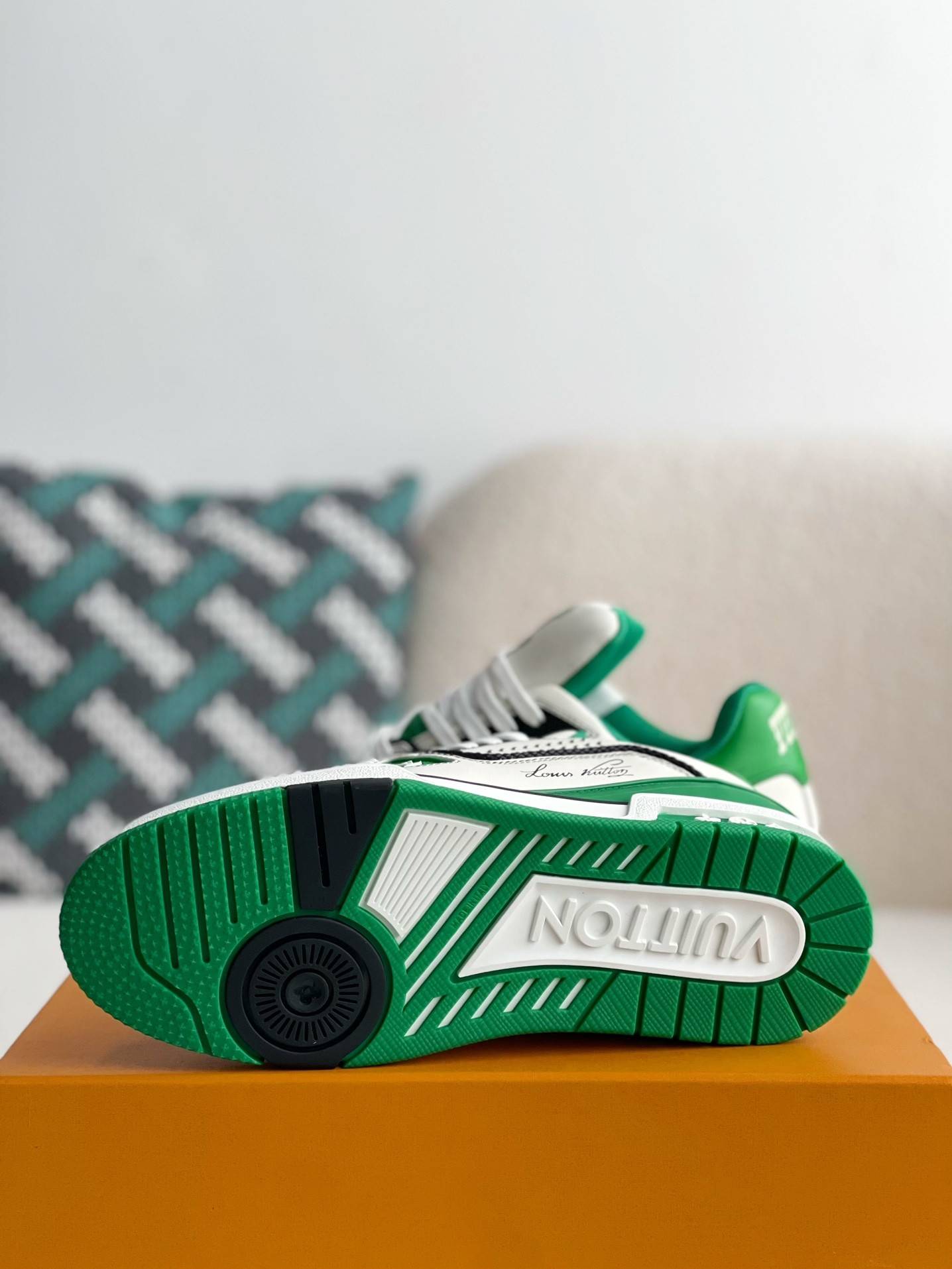 L*V TRAINER SNEAKERS