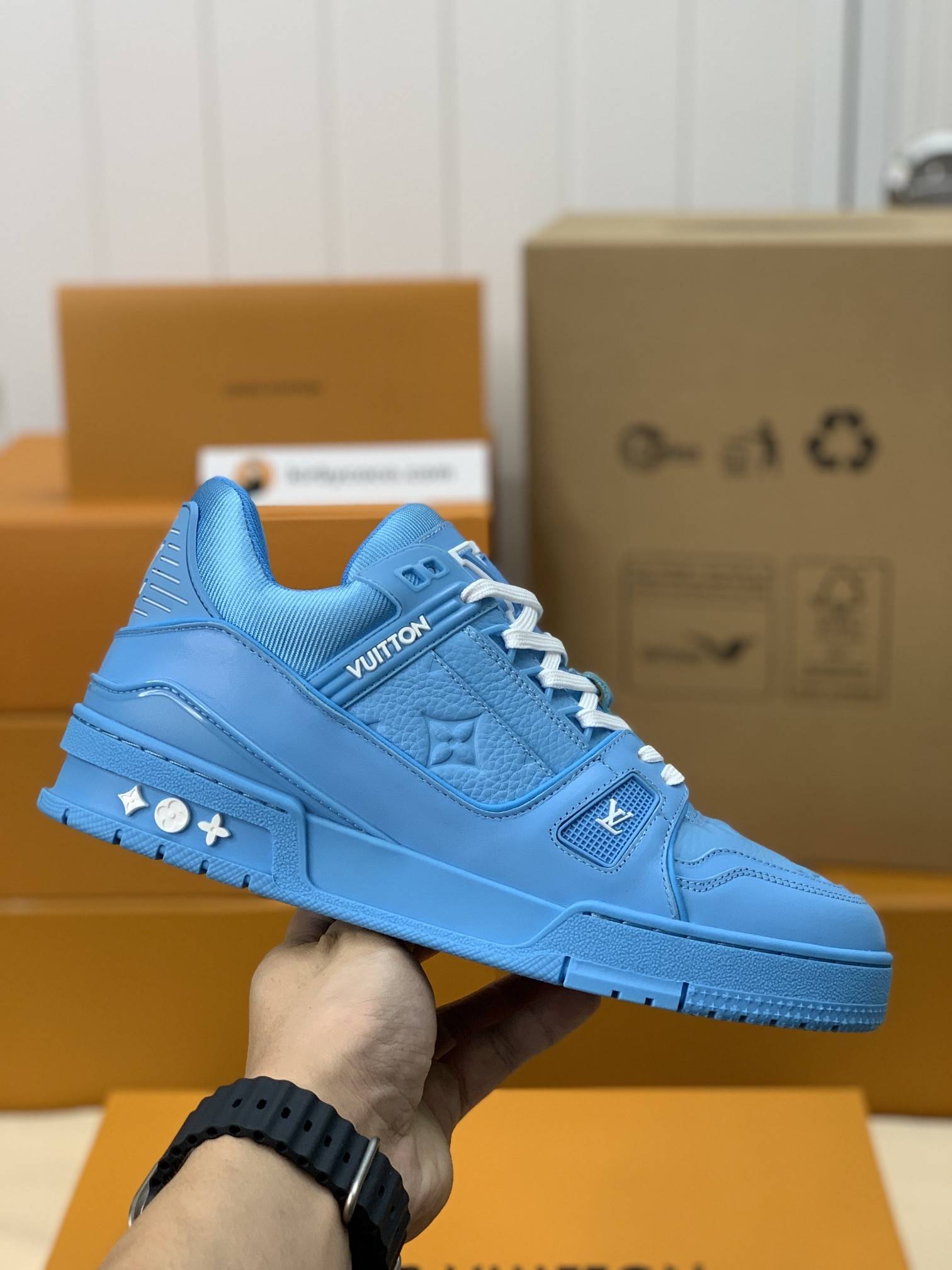 L*V TRAINER Sneakers