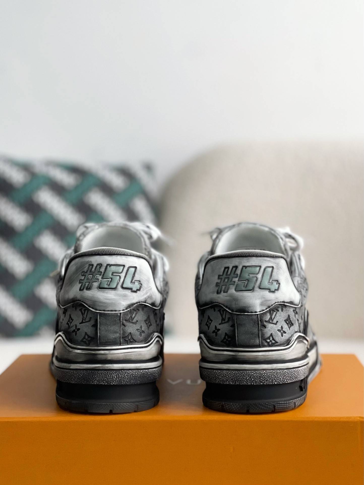 L*V TRAINER SNEAKERS