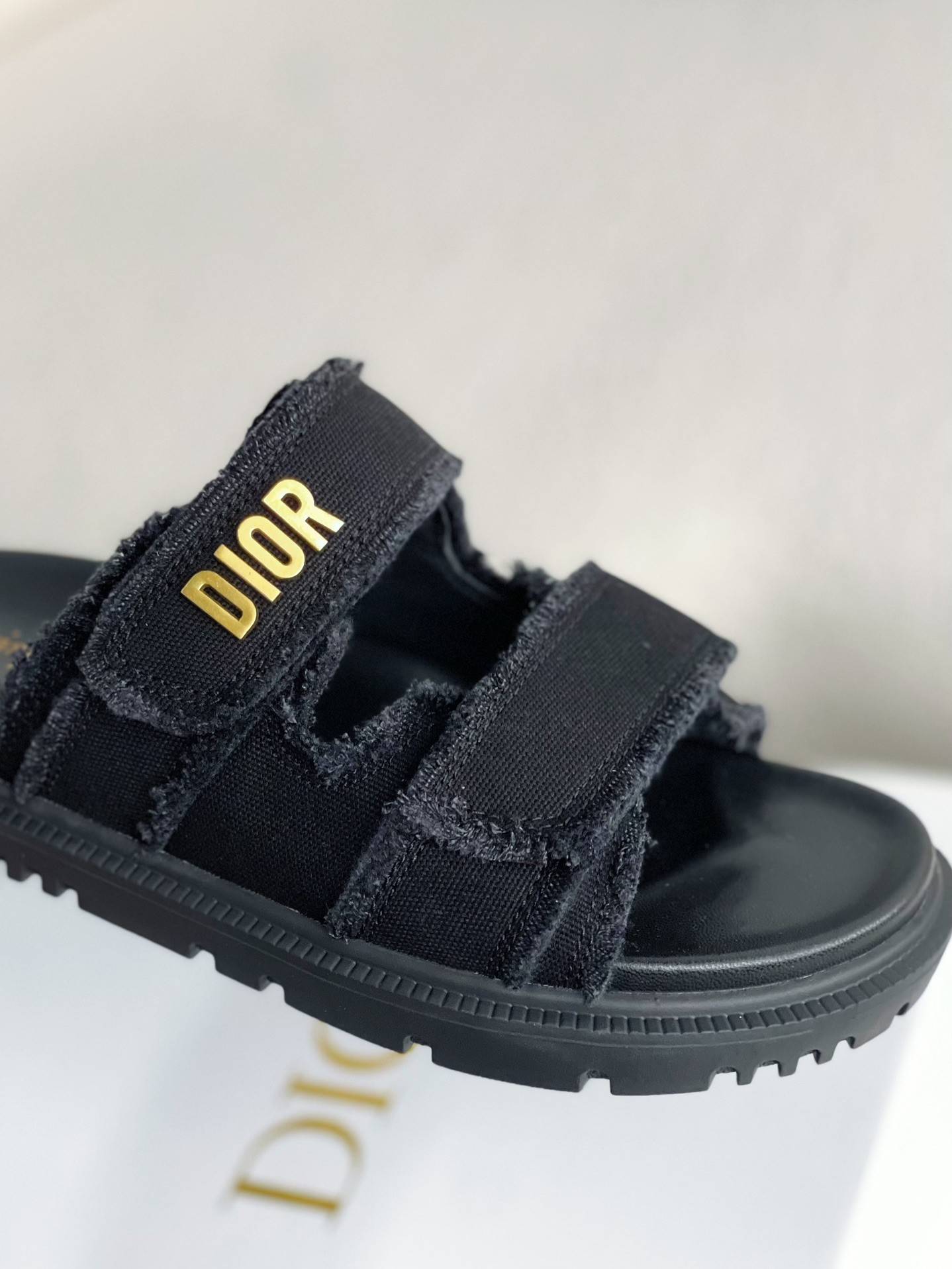 D*OR A word sandal