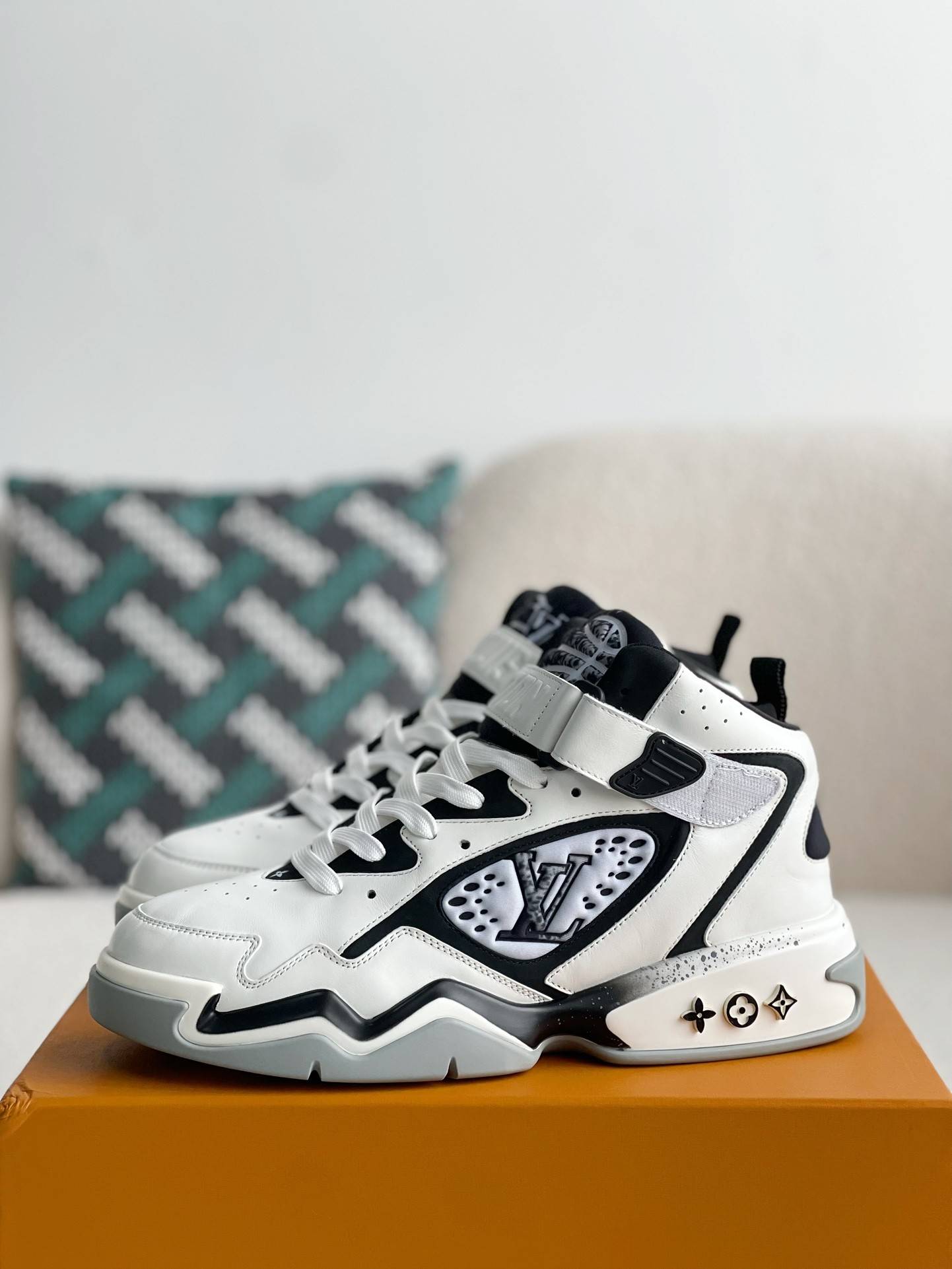 L*V Trainer Adjustable Mode Paste Sports Casual Shoes