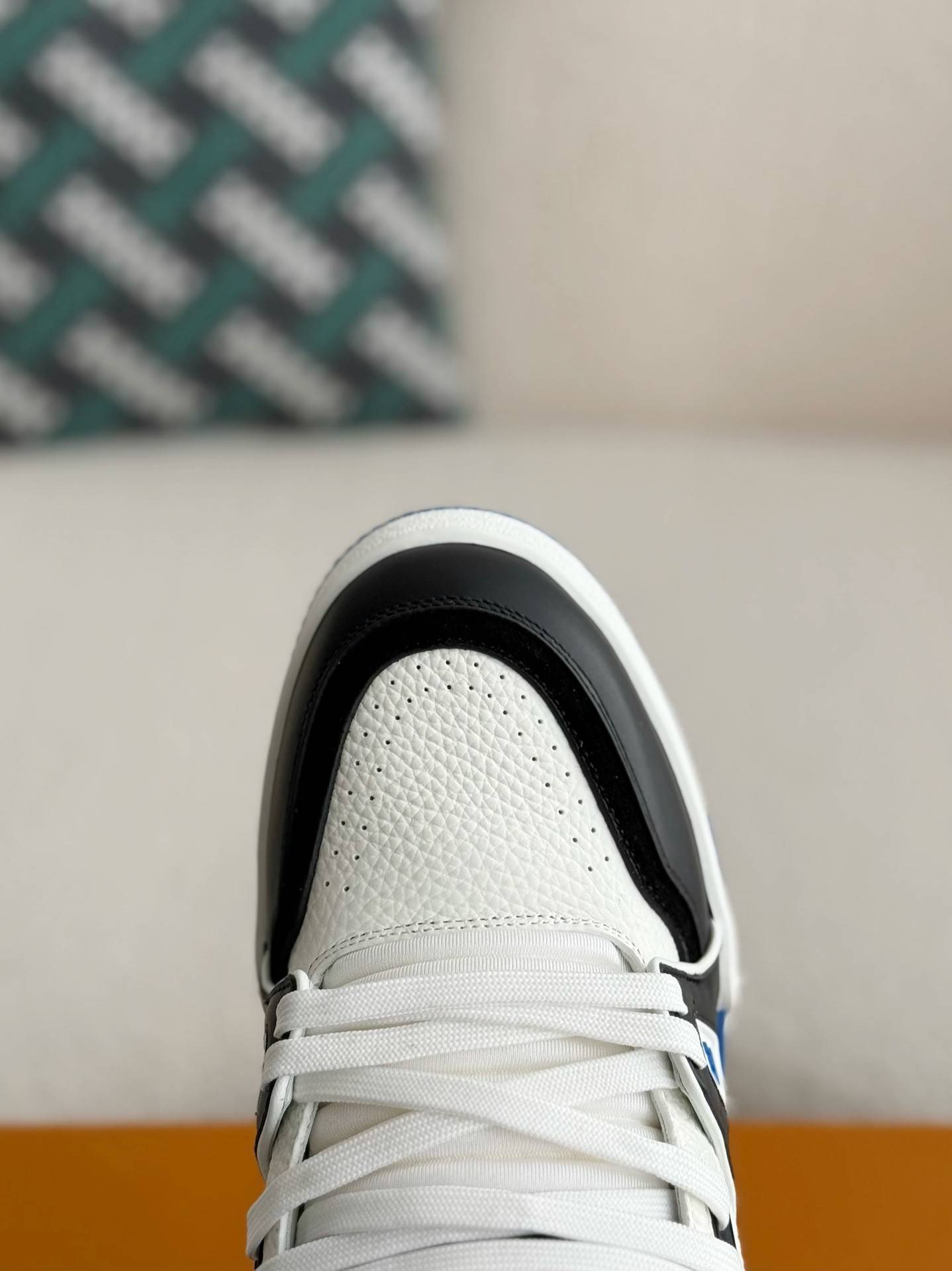 L*V TRAINER SNEAKERS