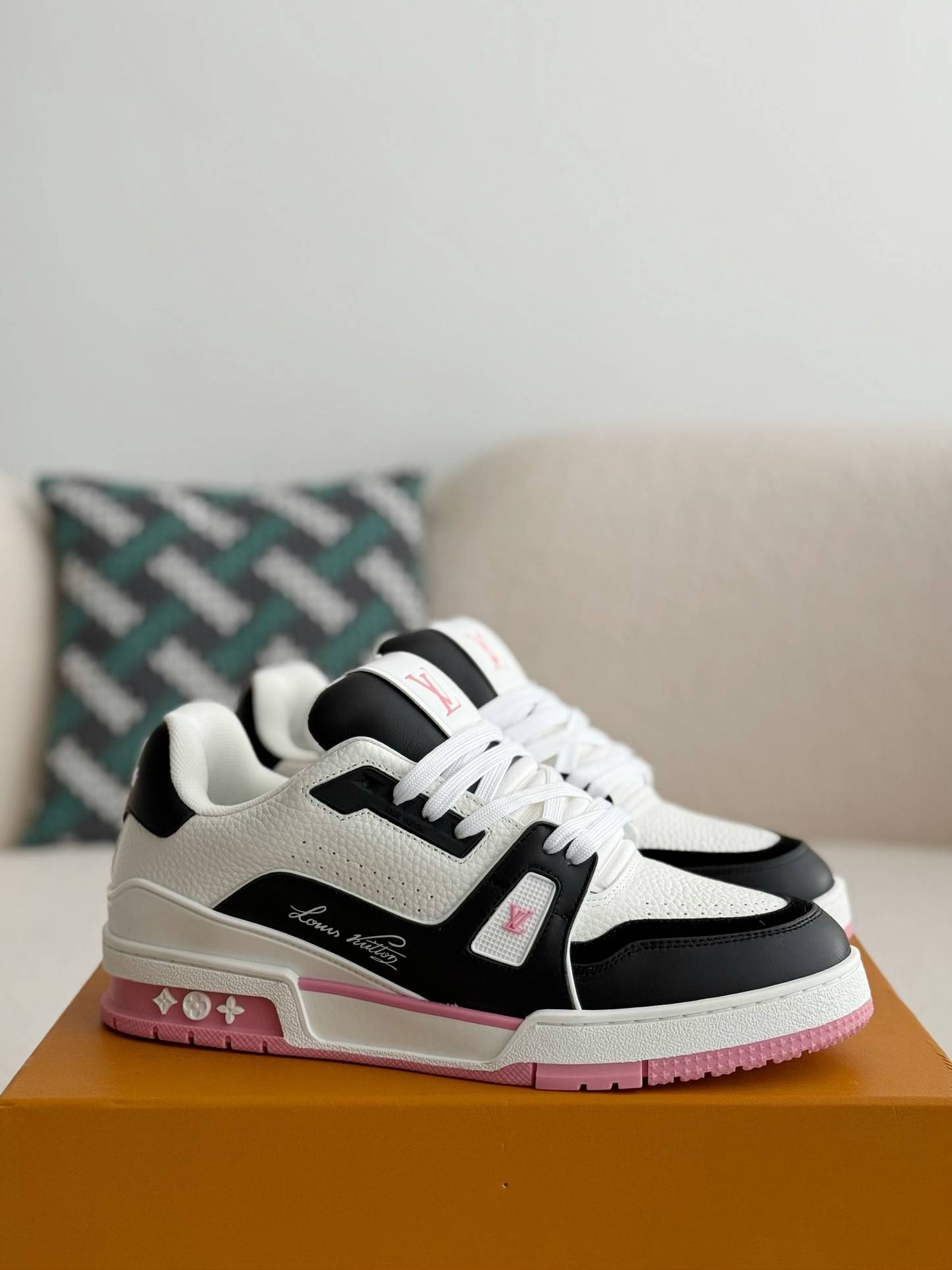 L*V TRAINER SNEAKERS