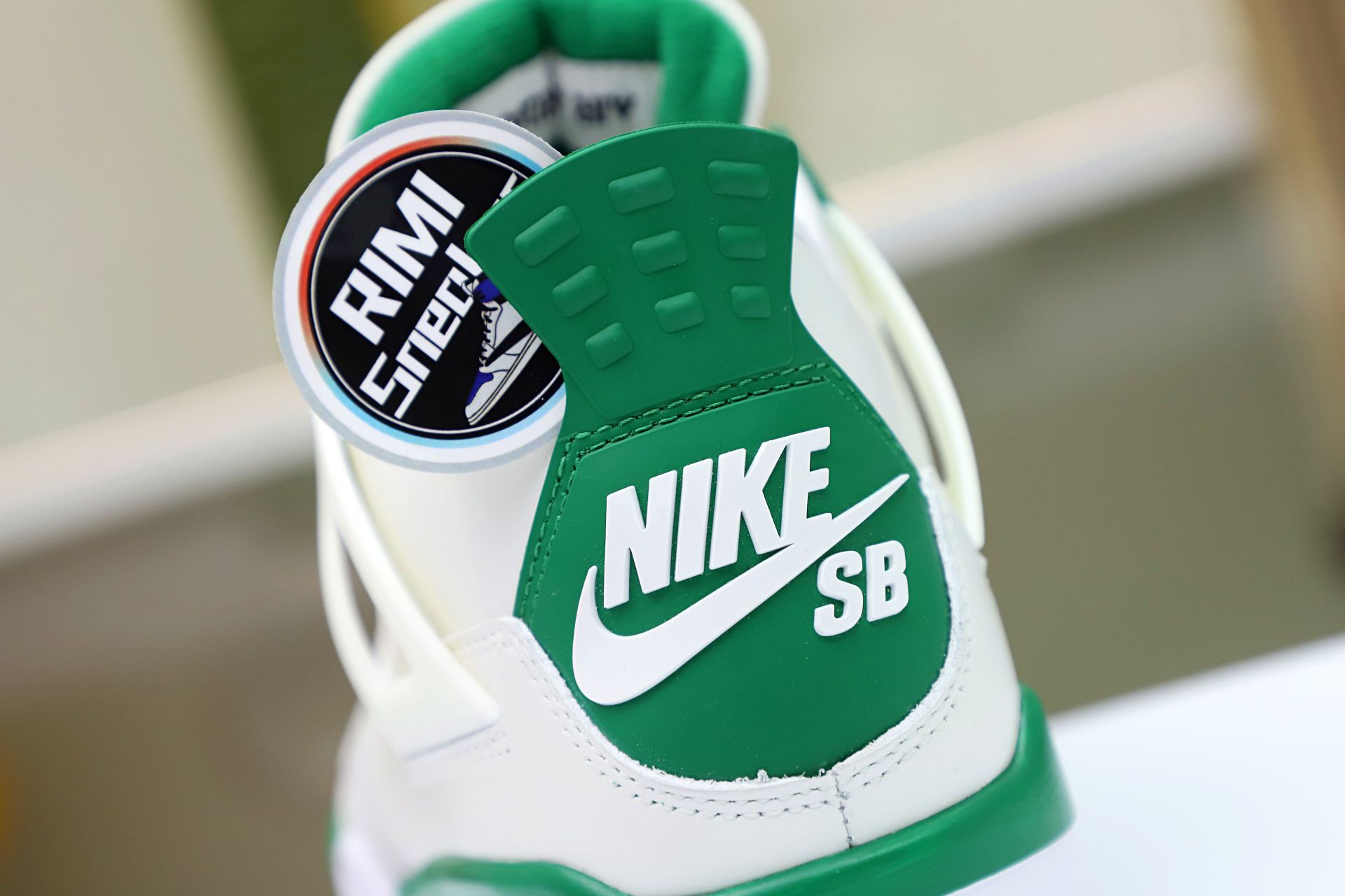 NIKE SB X AIR JORDAN 4 RETRO