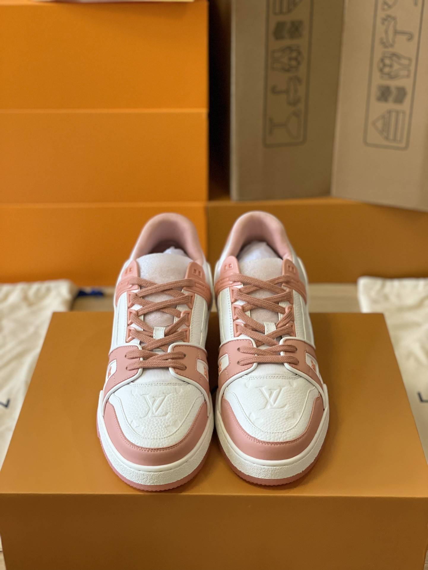 L*V TRAINER 1A8KB8 Sneakers